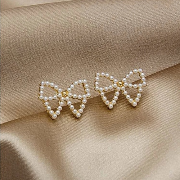 GOLD 4/$25 faux pearl bow stud earrings - Picture 1 of 2